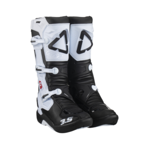 Boots 3.5 White Pair 10002141 503ecd69 e4ae 4702 9073 bf046d4a31f0.png