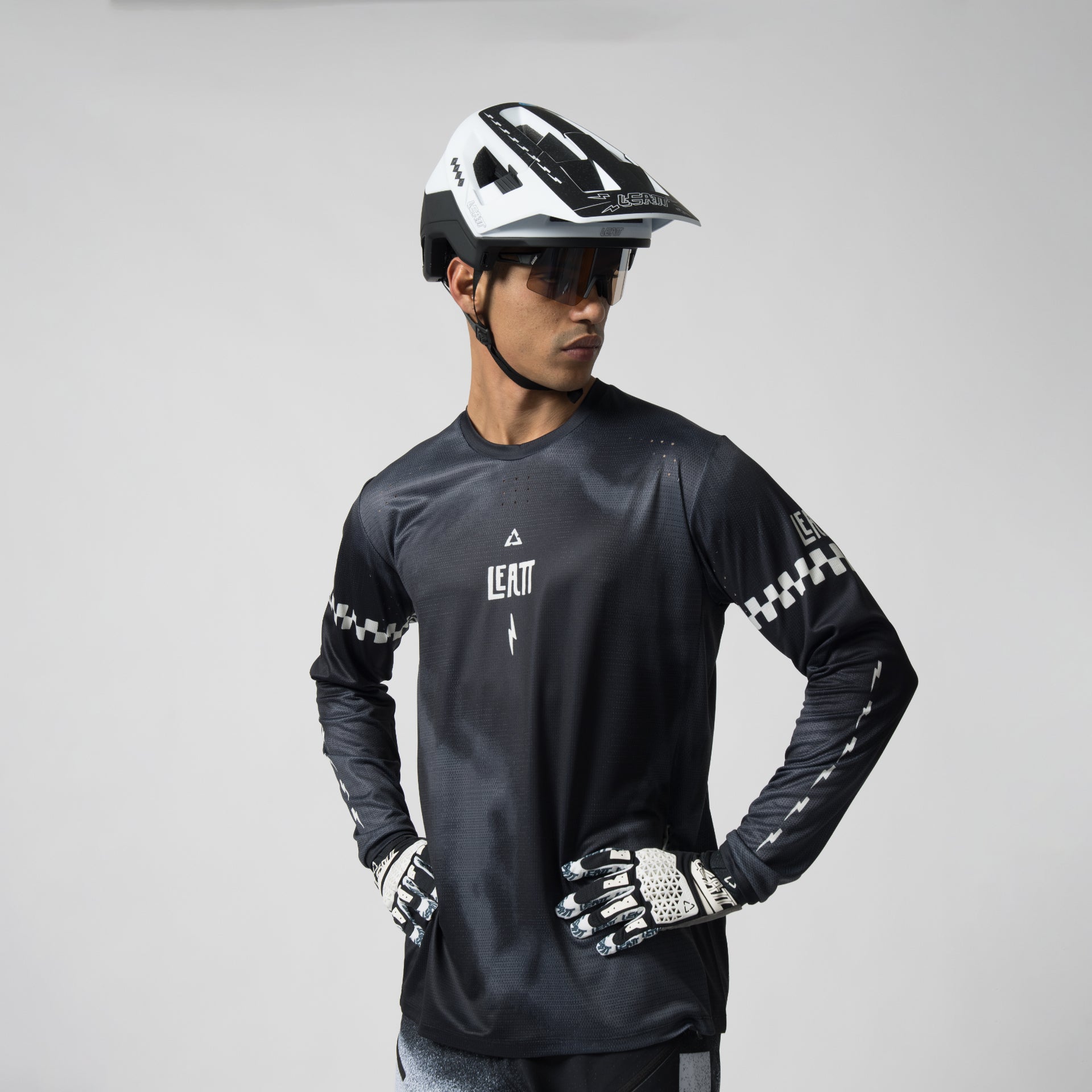 34091 Leatt JerseyLS MTB Gravity 4.0 SketchyBlack 1 5027021500.jpg