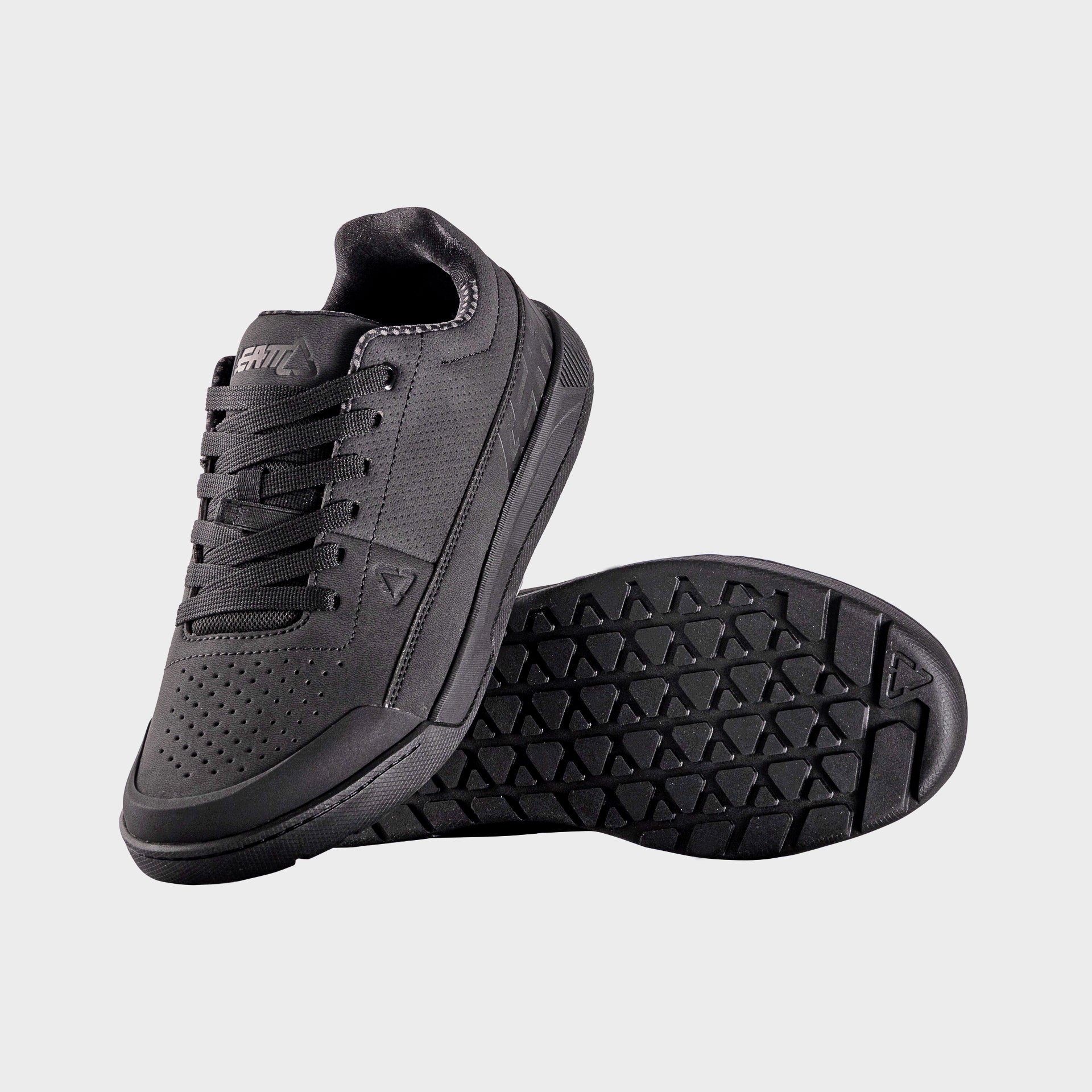 34404 Leatt Shoe 2.0 Flat Black Pair 3026057910 f64197d0 83b8 446d 93b5 d8492268f890.jpg