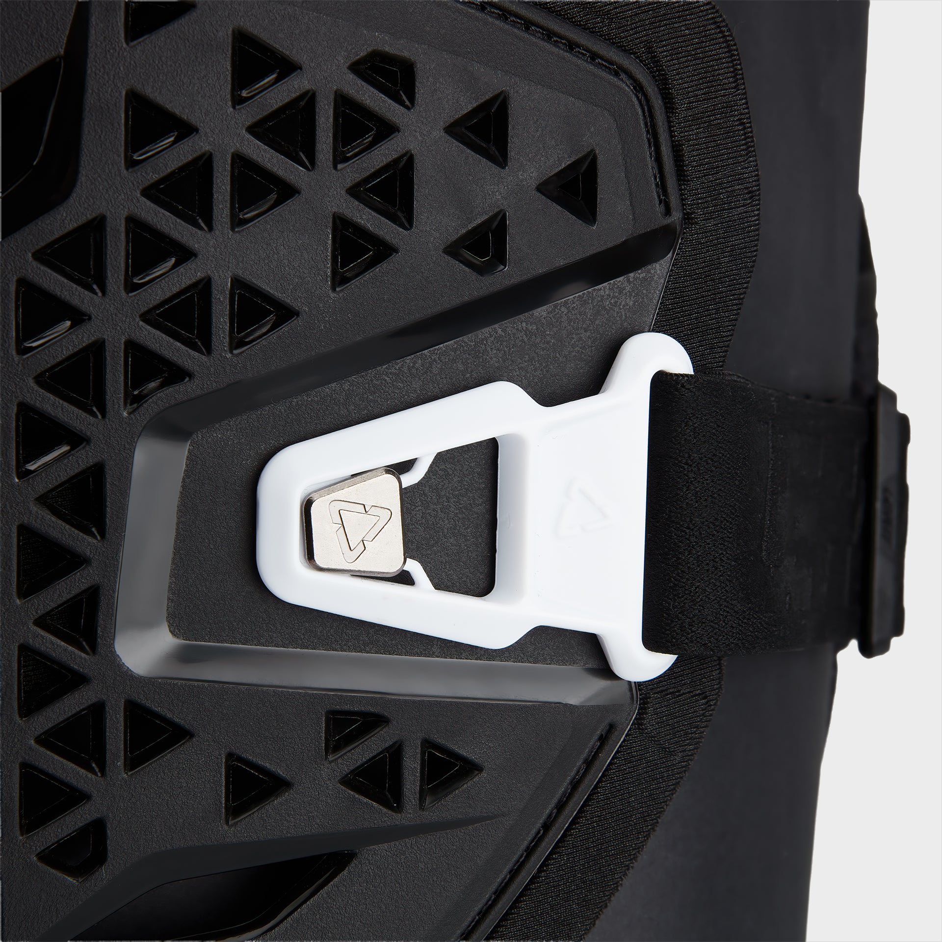 41922 Leatt Protection ChestProtector 2.5 Hybrid Black 4 1026010150 9832728f 67a3 4f05 96e2 4770ef706641.jpg