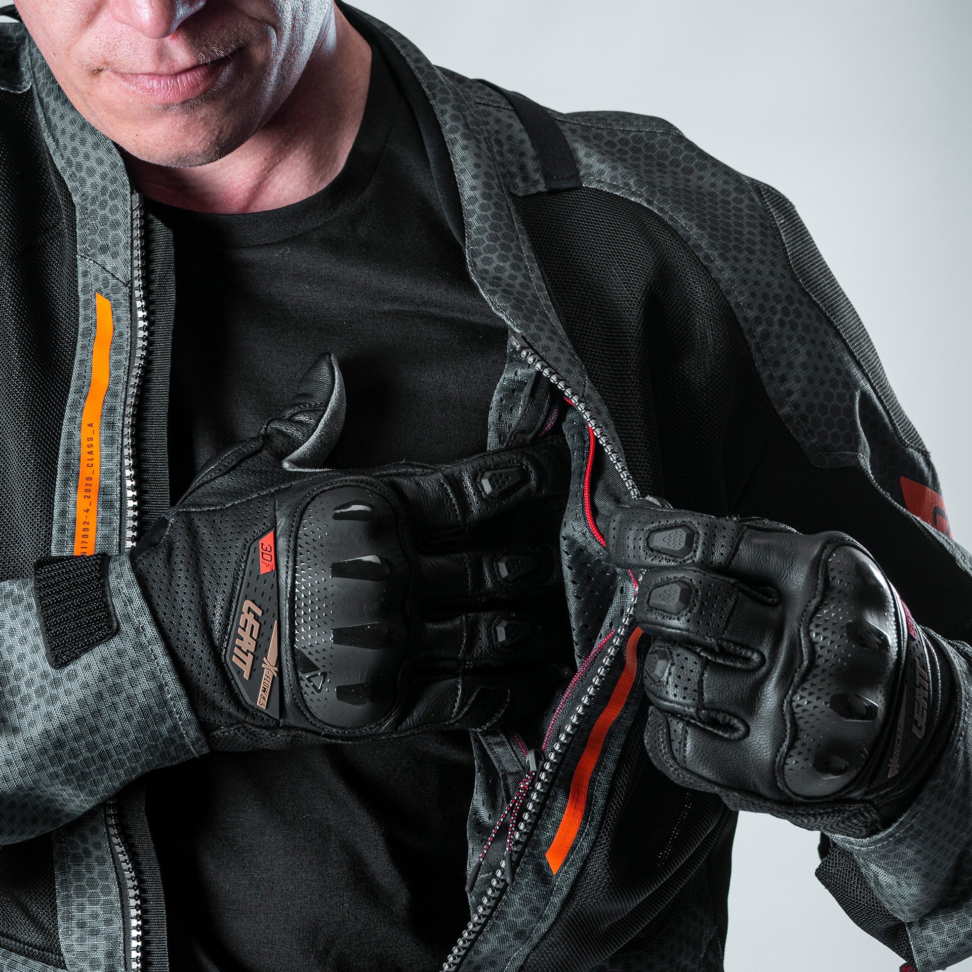 Leatt 2026 JacketADV 4.5FlowTour Short IronGrey Detail1 5026002450 7b55b500 82a4 45c4 a30b a741a3aa838b.jpg