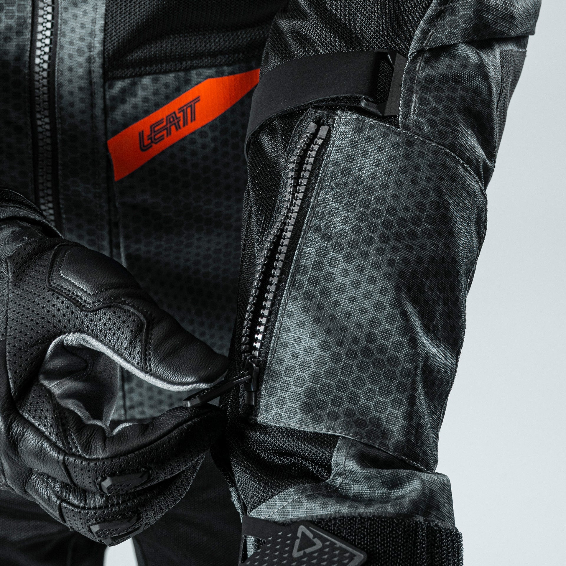 Leatt 2026 JacketADV 4.5FlowTour Short IronGrey Detail2 5026002450 3009710e 0aef 4b85 a60c 5f83f42c6a6e.jpg